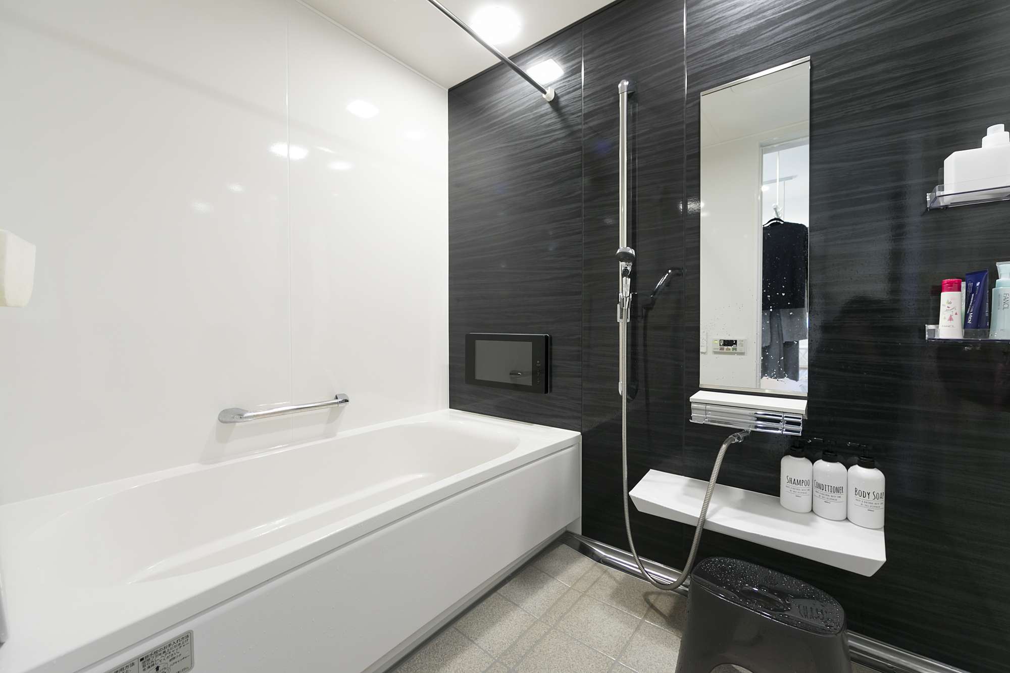 1.25坪のバスルーム - TVがあり、ゆったりとリラックスできるバスルーム。掃除がしやすく機能的なユニットバスを提案。 -  - 