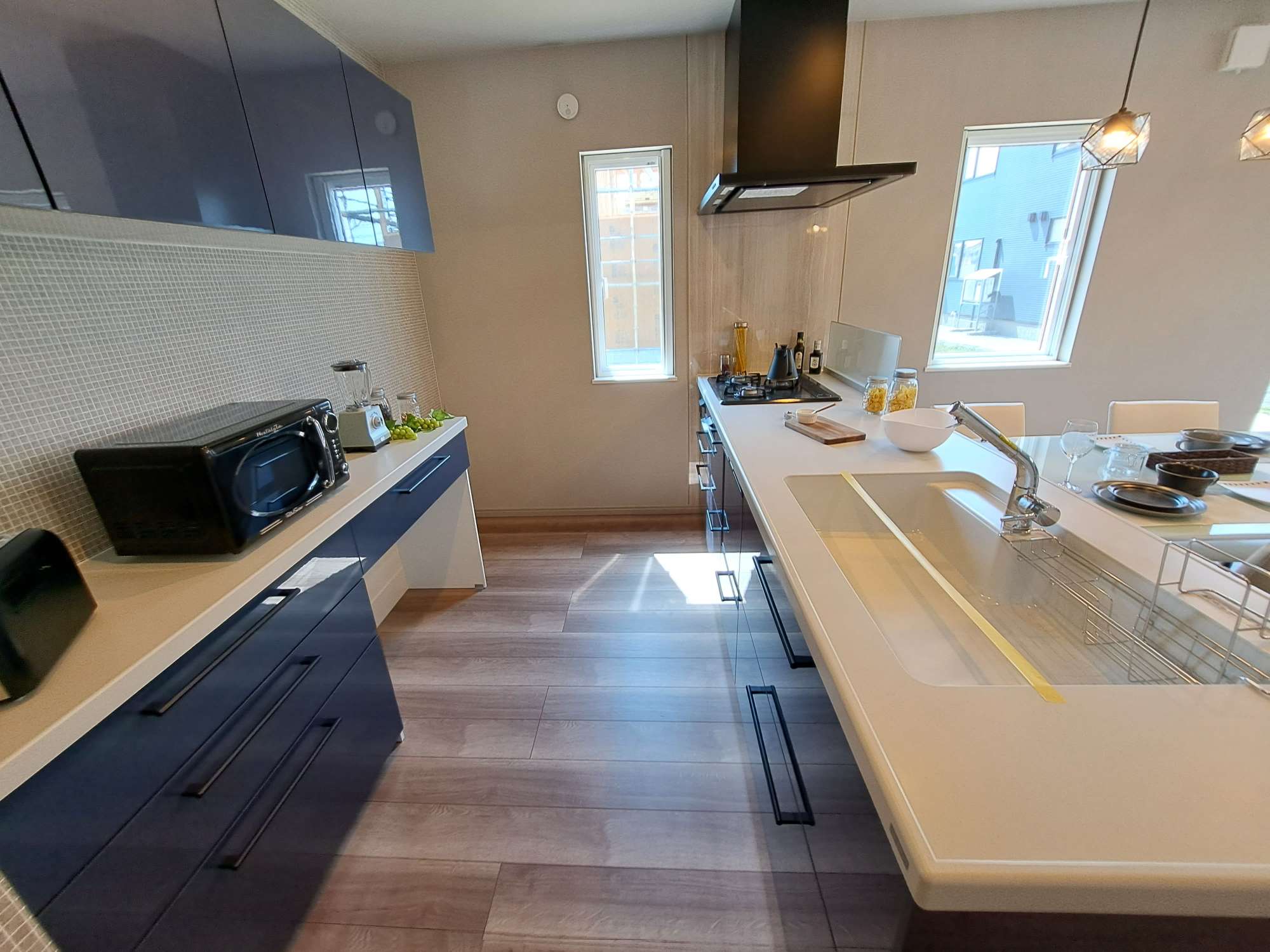 キッチン - キッチン天板は人工大理石です。食洗器付きで後片付けが楽ちん。建物内ではキッチンと食器棚の動線を確認できます。 -  - 