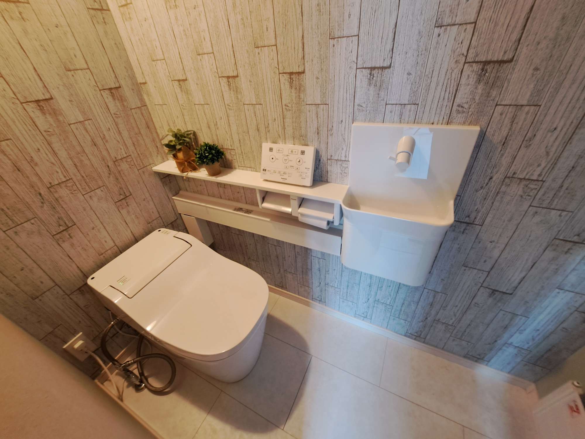トイレ - タンクレスの洗浄機能付きのトイレ、手洗いカウンターで清潔感は倍増です。 -  - 